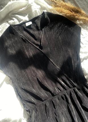Жіноча базова чорна гофре сукня, з глибоким вирізом, міді, з необробленим краями, з розрізами2 фото