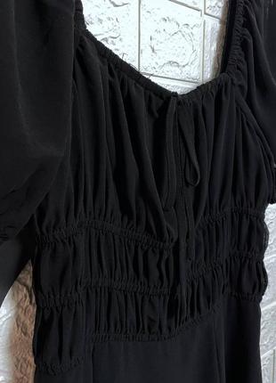 Новое черное платье с выраженной талией5 фото