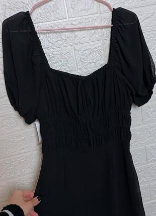 Новое черное платье с выраженной талией7 фото