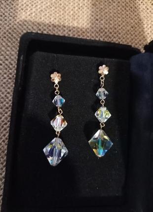Золоті великі сережки з кристалами swarovski.