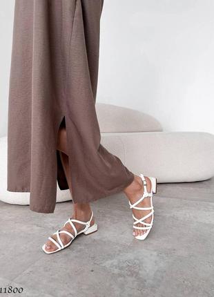 Трендові жіночі босоніжки переплетені  низький квадратний каблук плоска підошва босоножки с ремешком4 фото