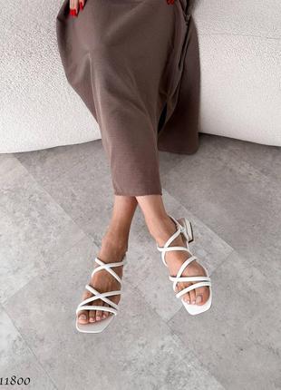 Трендові жіночі босоніжки переплетені  низький квадратний каблук плоска підошва босоножки с ремешком5 фото