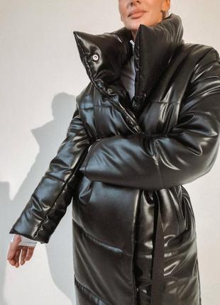 Довга жіноча зимова куртка - пуховик nika з екошкіри класу lux на силіконі 200 без капюшона чорного кольору4 фото