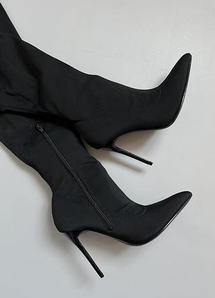 Чорні стрейчеві ботфорти на шпильці