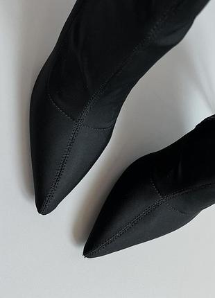 Чорні стрейчеві ботфорти на шпильці