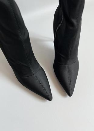 Чорні стрейчеві ботфорти на шпильці