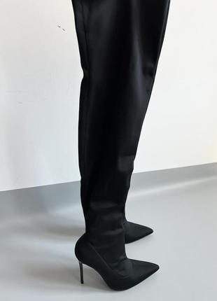 Чорні стрейчеві ботфорти на шпильці