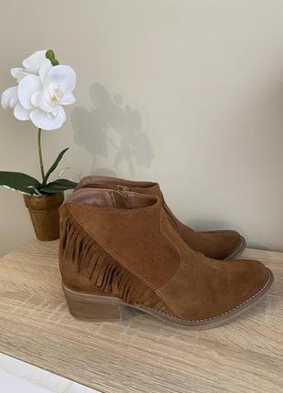 Замшевые казаки bata
