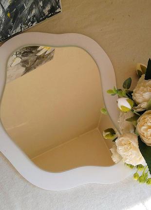 Інтер'єрне хвилясте дзеркало в дерев'яній рамі світло-лавандове, трендове дзеркало...