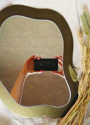 Інтер'єрне хвилясте дзеркало в дерев'яній рамі світло-лавандове, трендове дзеркало...