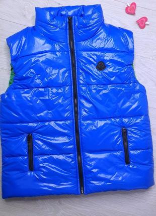 Продам нова жилетка тепла 🙉 з лаковоі плащовки. утеплення синтепоном.  ширина 61 см х2, довжина  по переду 68 см, з карманами, на підкладці