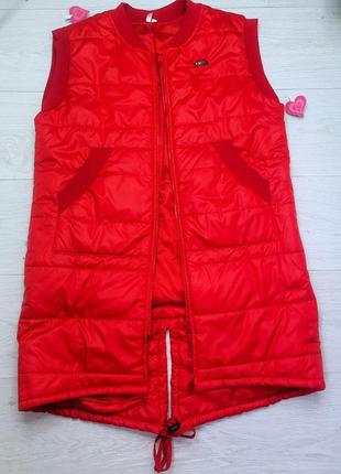 Продам нова жилетка тепла 🙉 з плащовки на підкладці. утеплена синтепоном.  ширина 52 см х2, довжина  по переду 79 см, з карманами