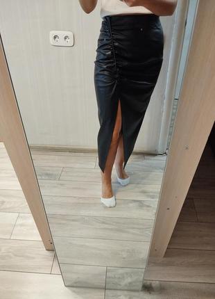 Шкіряна міді спідниця з розрізом zara , черная юбка миди