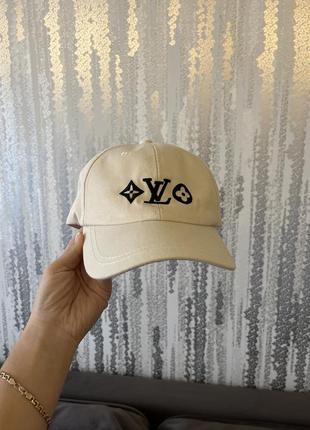Кепка lv
