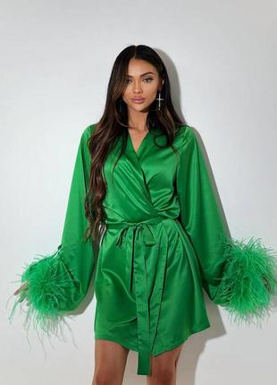 Ніжна сатинова сукня боа з декорованими пір'ями зеленого кольору