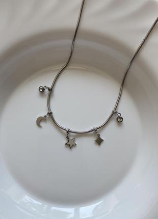 Серебристая цепочка на шею с миниатюрными кулончиками