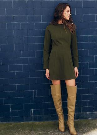 Короткое платье с золотистыми пуговицами на плече zara