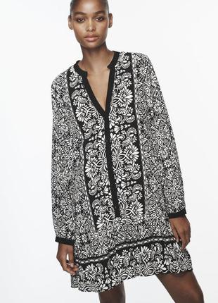 Коротка чорно біла сукня з принтом від zara, розмір xs, s