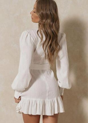 Сукня плаття білосніжна текстурована сукня на запах misspap3 фото