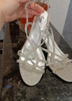 Босоножки на каблуке, усыпанные серебром, стелька 26см см3 фото