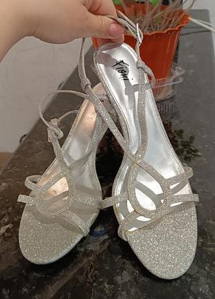 Босоножки на каблуке, усыпанные серебром, стелька 26см см2 фото