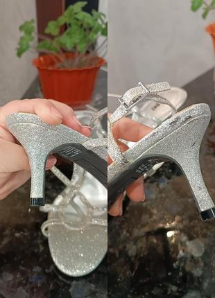 Босоножки на каблуке, усыпанные серебром, стелька 26см см10 фото