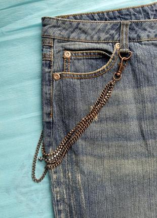 Трендовые синие джинсы в стиле 2000х клеш прямые baggy с потертостями и цепью6 фото