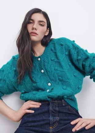 Вязаная кофта кардиган с жемчужными пуговицами и помпонами zara