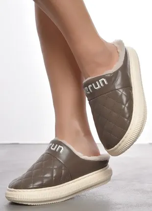 Домашні капці на хутрі з еко-шкіри / кімнатні тапочки