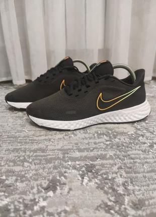 Кроссовки nike revolution. размер 41