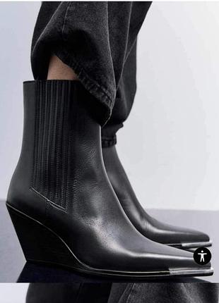 Zara кожаные ботинки в ковбойском стиле на танкетке