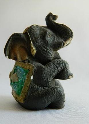 Статуэтка пластик слон серый, зеленая накидка