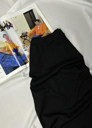 Черная юбка-миди с разрезом2 фото