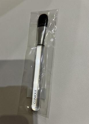 Пензлик clinique для тональної основи