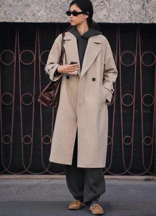 Бежеве пальто zara