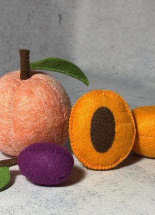 Ягоди з фетру