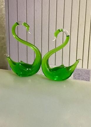 Сувенир лебеди зеленое стекло