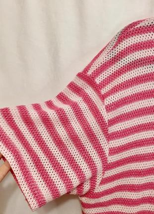 Удлиненный вязанный розовый джемпер в полоску с укороченными рукавами6 фото