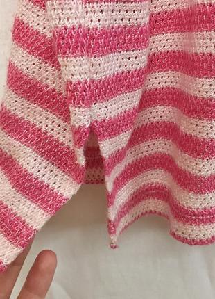 Удлиненный вязанный розовый джемпер в полоску с укороченными рукавами5 фото