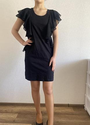 Маленькое черное платье с интересным декором на рукавах