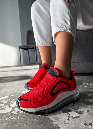 Яскраві червоні кросівки спортивні фото вживу3 фото