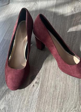 Бордовые классические туфли на каблуке с золотой металлической отделкой