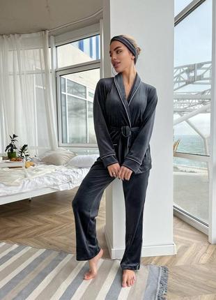 Велюровая пижама тройка с акцентным кантом с повязкой на голову с рубашкой на запах со свободными брюками