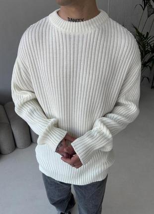 Стильный вязаный оверсайз свитер в белом цвете
