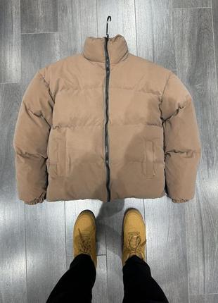 Укорочена зимова куртка у коричневому матовому кольорі.