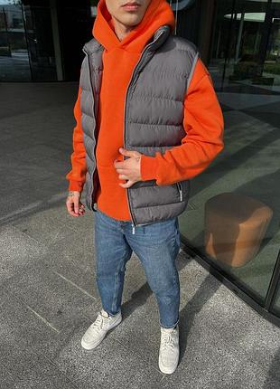 Чоловіча весняна жилетка у темно-сірому кольорі