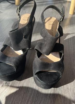 Черные удобные босоножки на каблуке с открытой пяткой2 фото