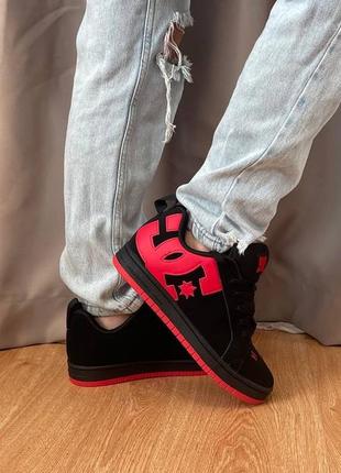 Dc court graffik black red