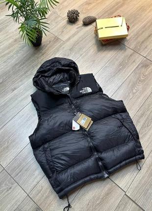 Жилетка в стиле north face с капюшоном черная