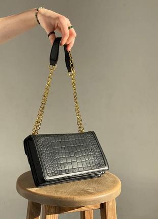 Женская сумка на толстой золотой цепочке с подковой рептилия крокодил питон змея черная4 фото